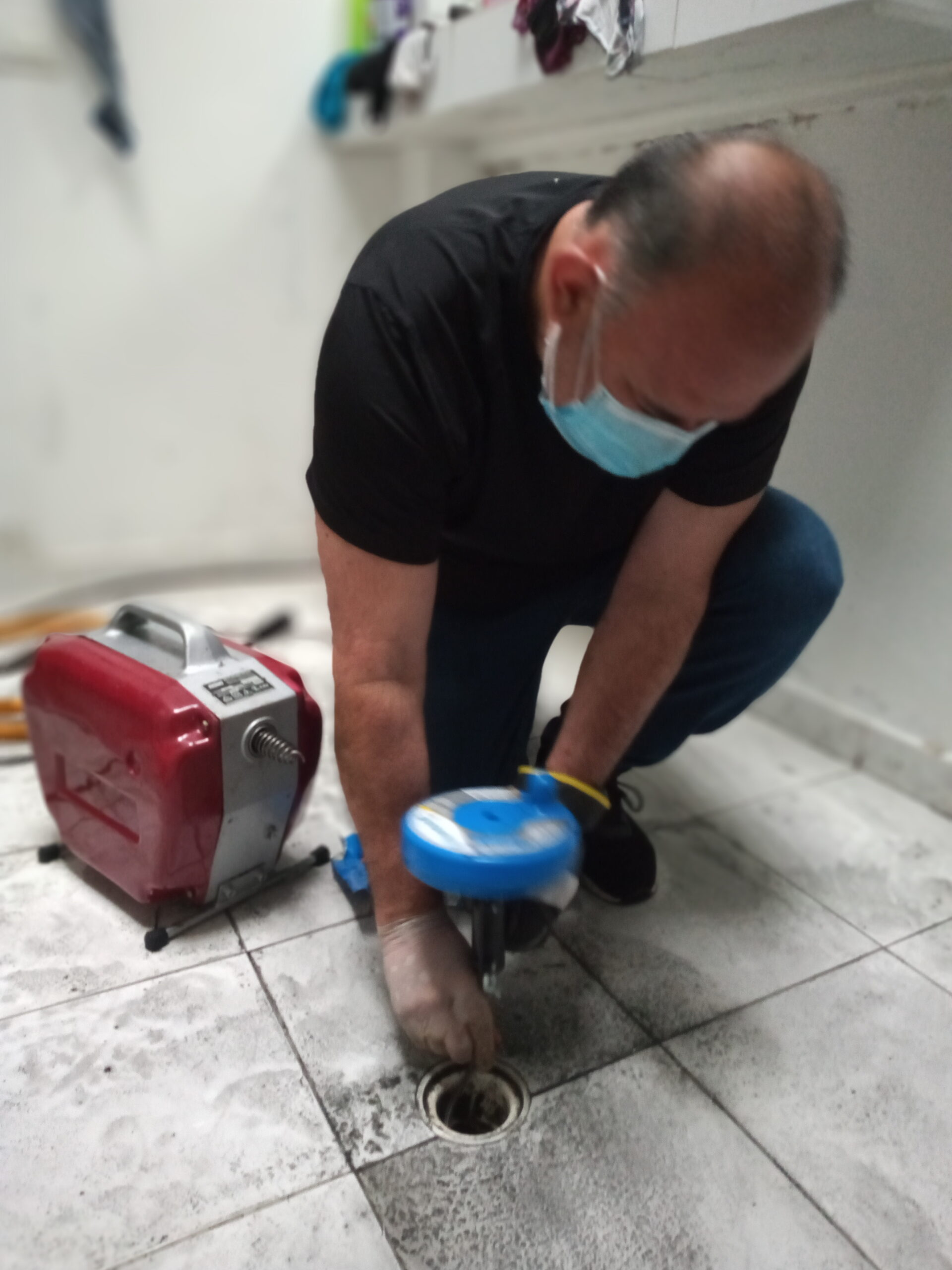 Destape y limpieza de tuberías con máquina de agua a presión en Bogotá »
